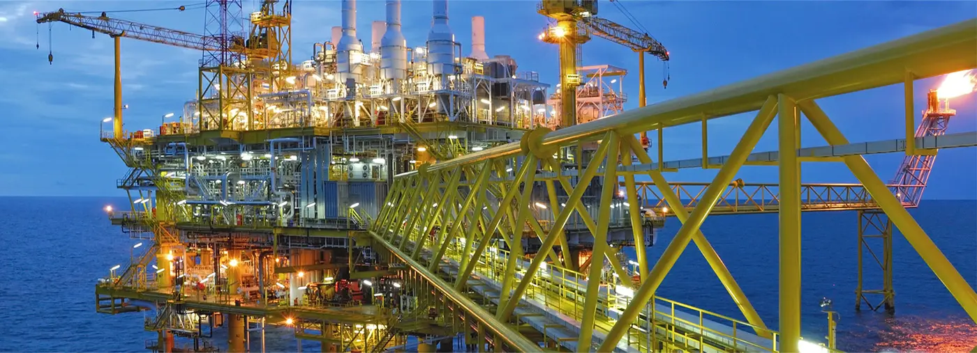 View of whole oil rig